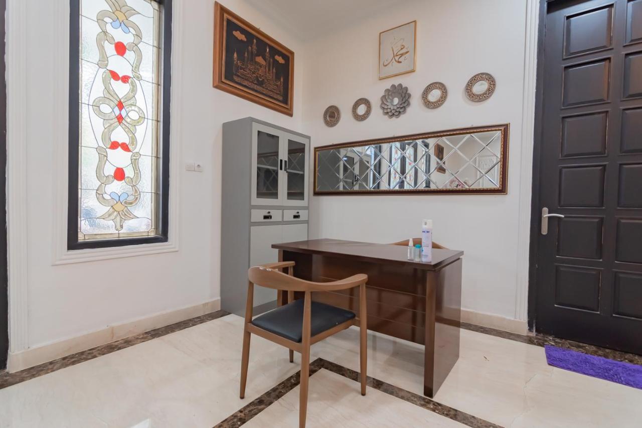 Family Homestay Syariah Cirebon Mitra Reddoorz Extérieur photo