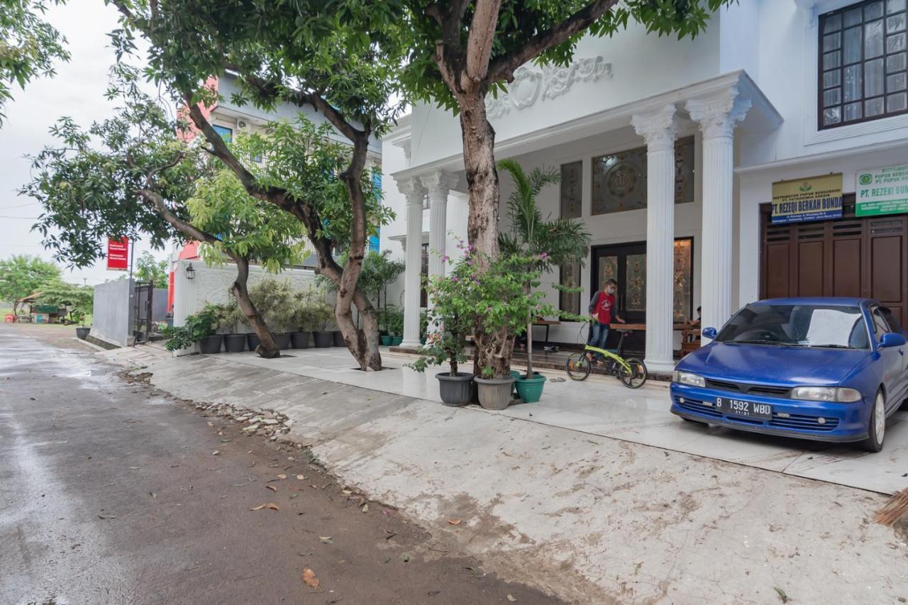Family Homestay Syariah Cirebon Mitra Reddoorz Extérieur photo