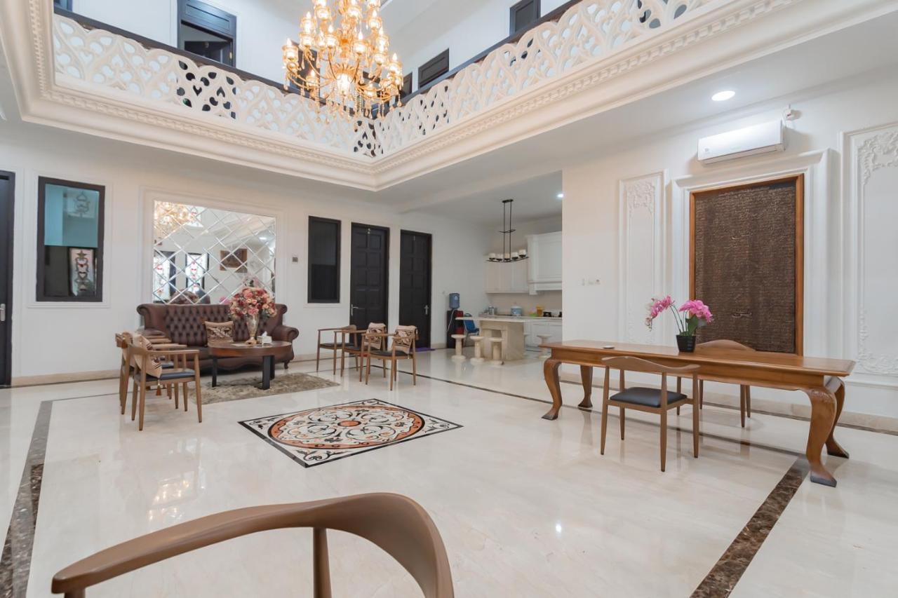 Family Homestay Syariah Cirebon Mitra Reddoorz Extérieur photo